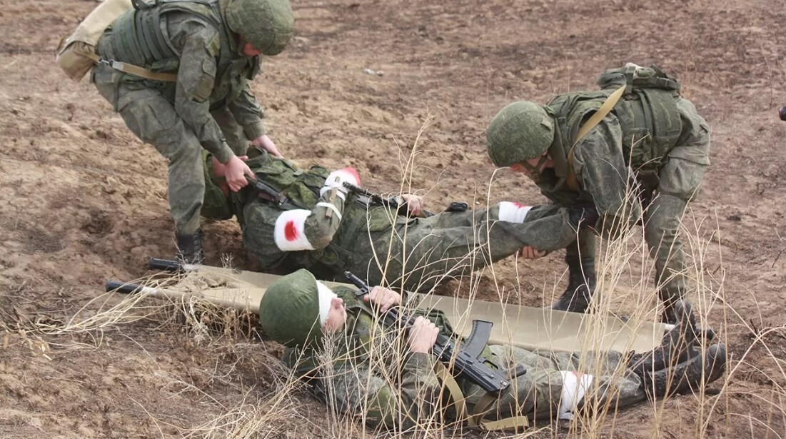 На временно оккупированных территориях русские войска используют местную больницу для лечения раненых солдат, ограничивая доступ жителей к получению медицинских услуг.