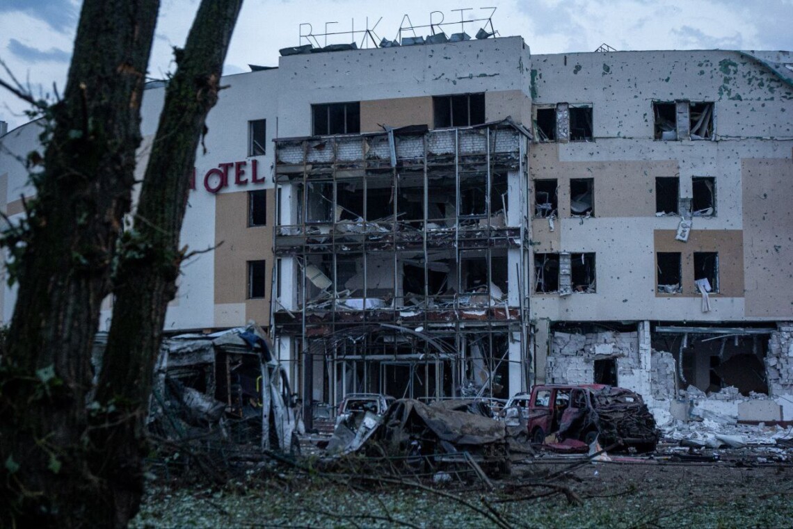 В гостинице Рейкарц в Запорожье, которую обстреляли россияне, останавливались сотрудники ООН и других гуманитарных организаций, помогающих пострадавшим от войны людям.