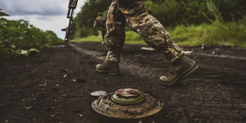 ВСУ испытывают острую нехватку людей и специальной техники, чтобы очистить линию фронта от российских мин. На некоторых участках находят по пять мин на квадратный метр.