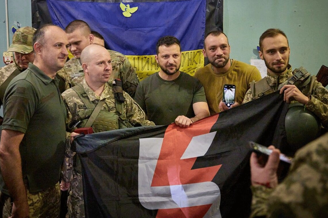 Президент Украины Владимир Зеленский в Запорожской области встретился с бойцами нескольких бригад.