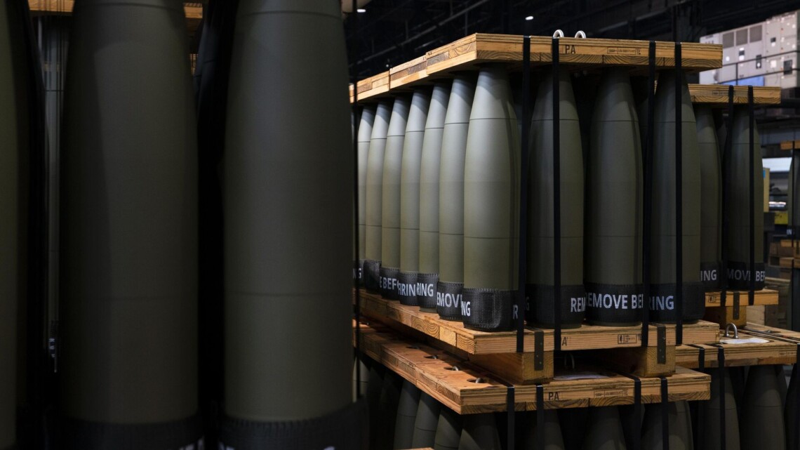 США планируют в разы увеличить производство боеприпасов, чтобы поддерживать ВСУ зимой. Об этом пишет The Washington Post.