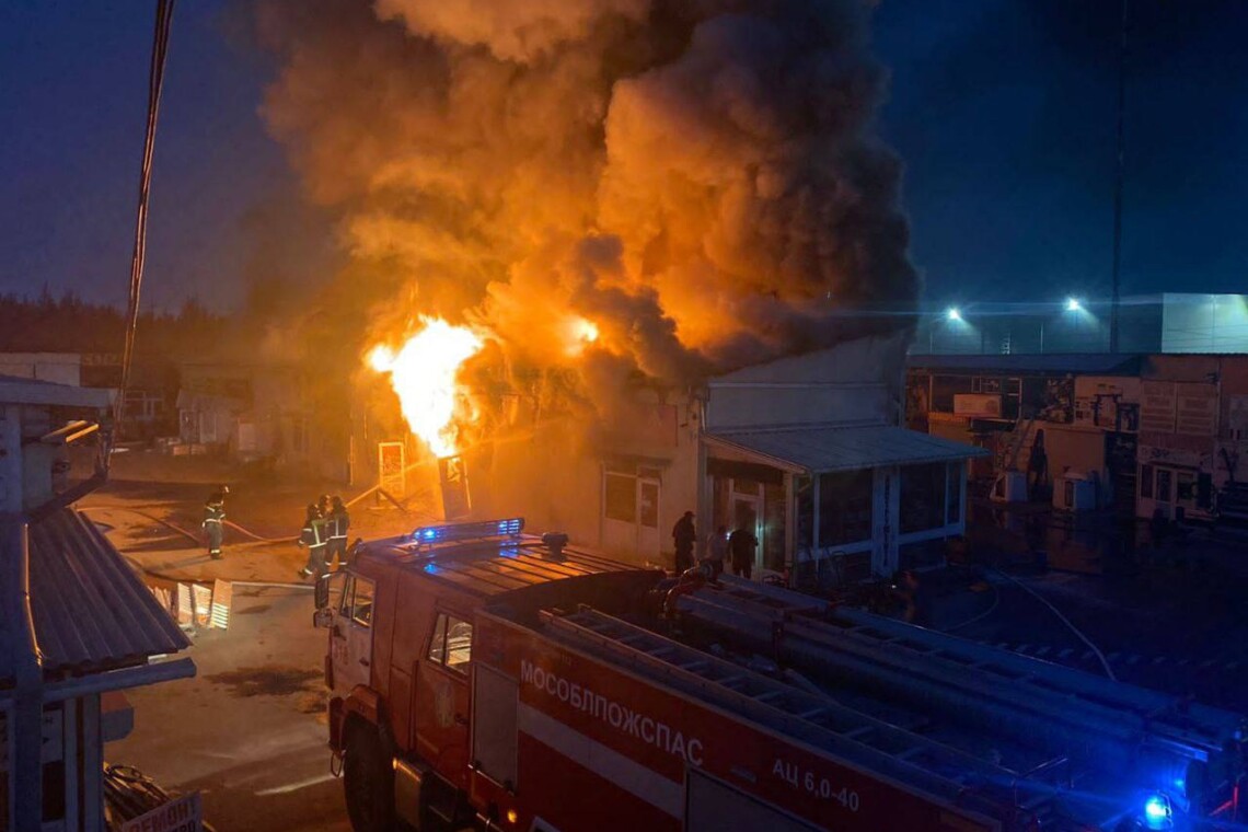 В российском Подмосковье произошел крупный пожар. В городском округе Истра горит строительный рынок.
