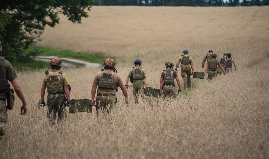 Украинские воины продолжают вести наступательные действия на юге страны и в данный момент отодвигают линию фронта от освобожденного села Работино Запорожской области.