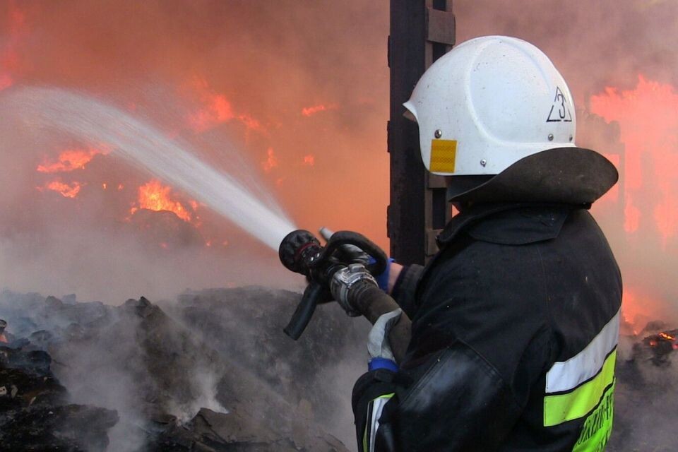 В результате российской атаки в двух районах Киева произошло падение обломков вражеских ракет и возникли пожары.