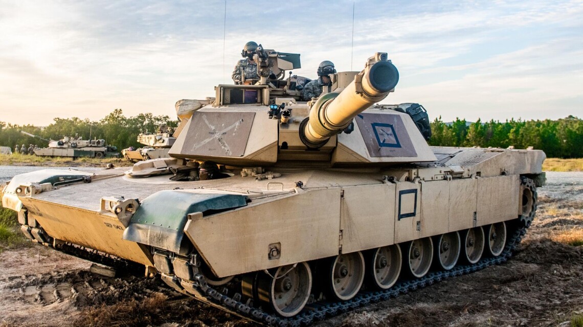 В середине сентября Украине предстоит получить несколько американских танков Abrams. Речь идёт о первых десяти единицах из 31 обещанных от США.