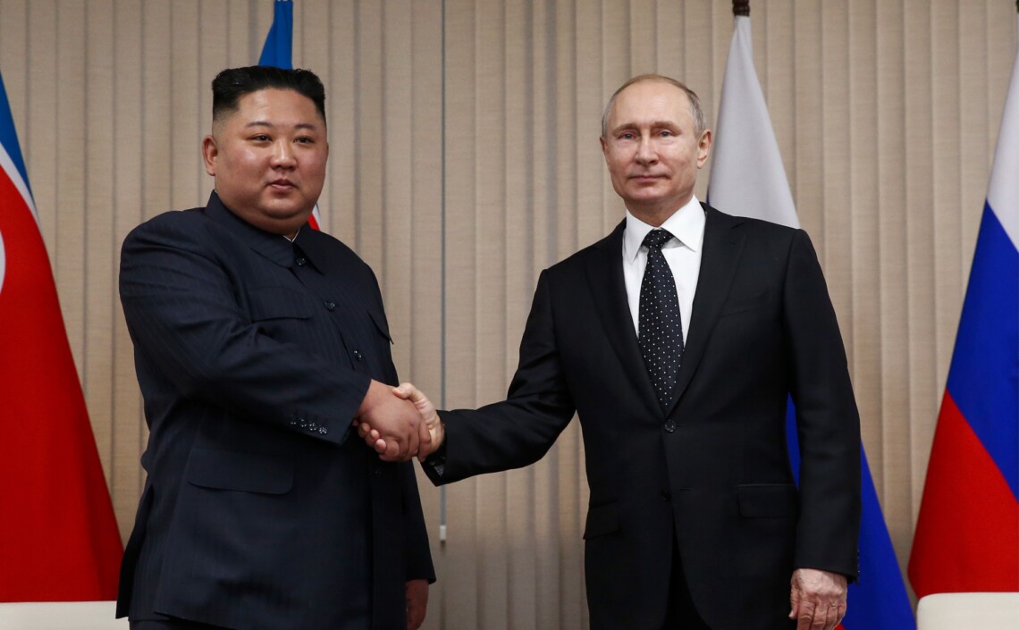 Во время встречи Ким Чен Ын и диктатор путин должны обсудить поставки оружия из КНДР в страну-агрессор.