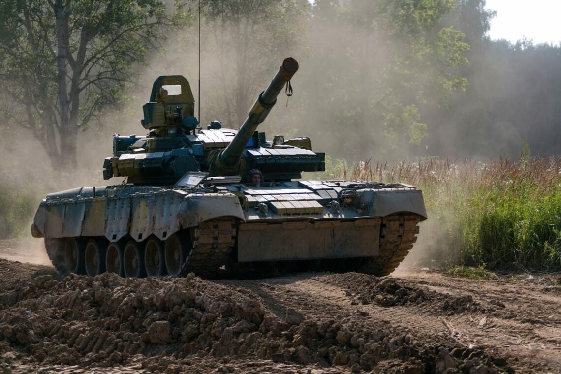 Во временно оккупированном Мариуполе сегодня ночью зафиксировали перемещение российских танков Т-80 в сторону Бердянска.