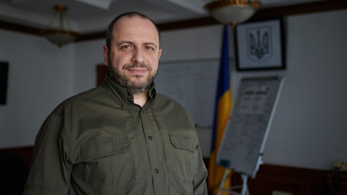 Рустема Умерова отправили в отставку с должности главы Фонда госимущества. Завтра в парламенте должно состояться голосование за его назначение министром обороны.