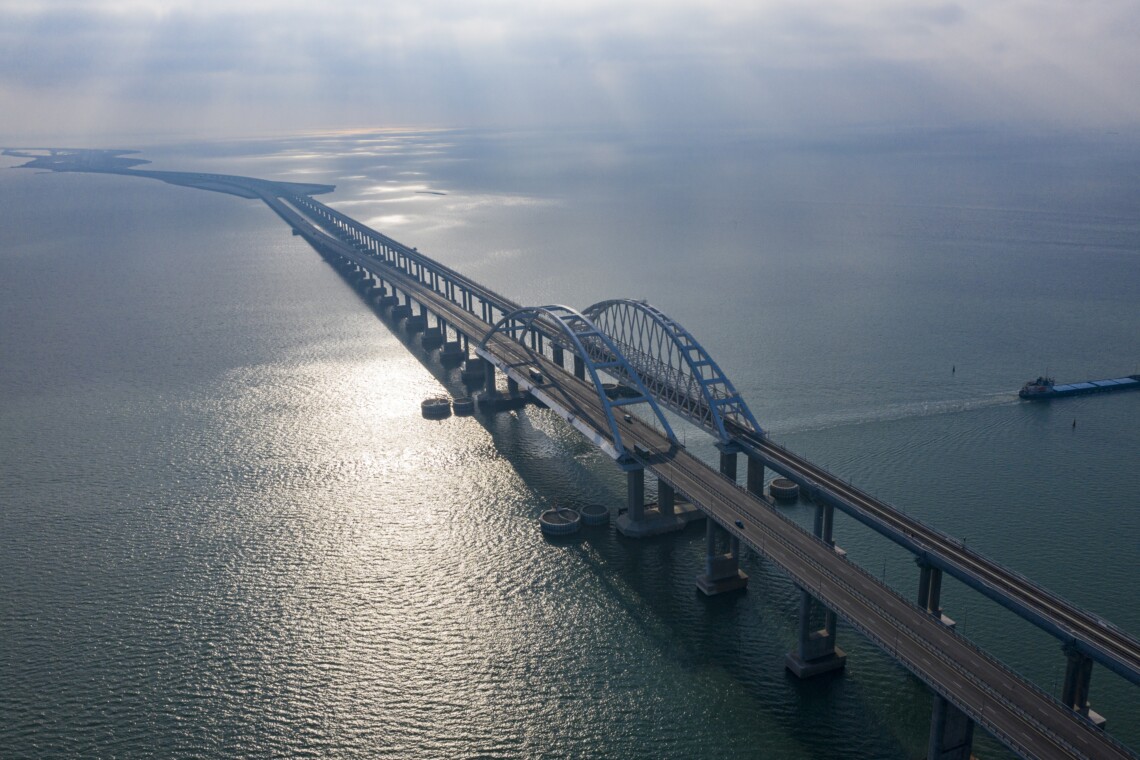 Оккупанты усилили охрану моста в Крыму суднами пограничной службы ФСБ. Наибольшая концентрация россиян — на юге.