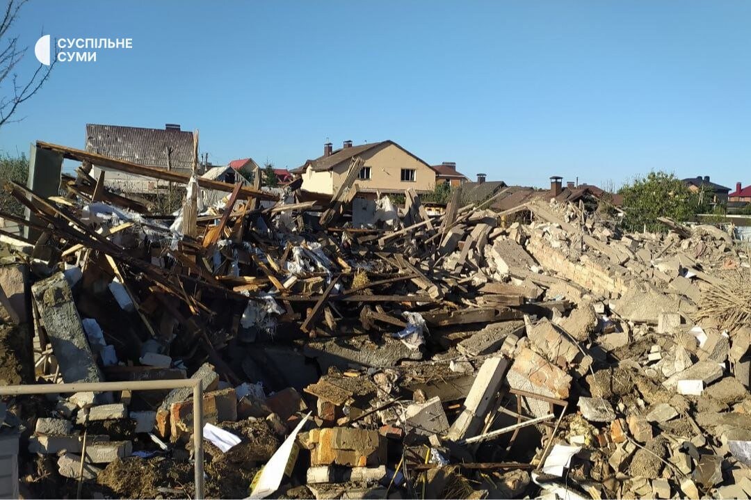 Россияне нанесли ракетный удар по Сумам, в частном секторе повреждены и разрушены жилые дома. Из-под завалов спасли двух человек.