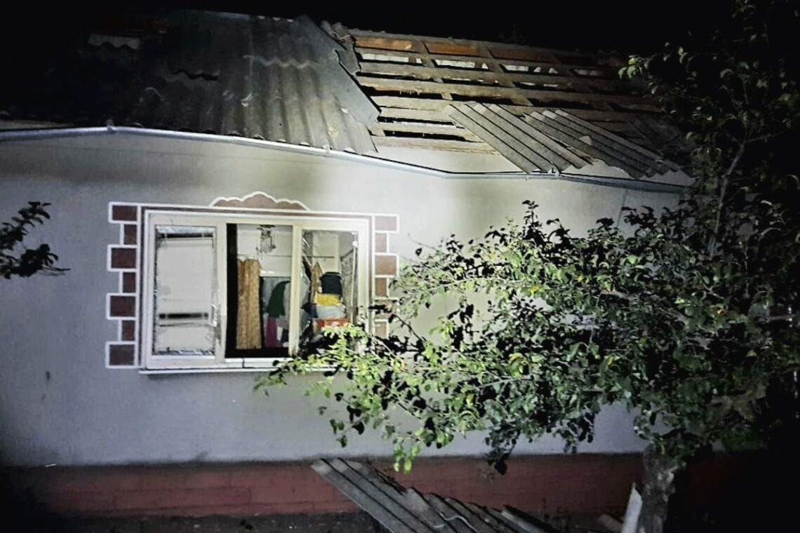 В Днепропетровской области из-за упавших дронов частично разрушен один частный дом. Ещё шесть повреждены.