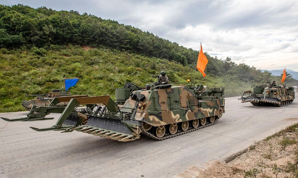 Южная Корея предоставит Вооруженным силам Украины танки для разминирования территорий и прорыва линий обороны противника. Об этом сообщает портал Chosun.