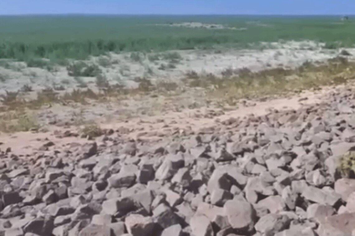 Появилось видео, на котором показано Каховское водохранилище через три месяца после подрыва дамбы.