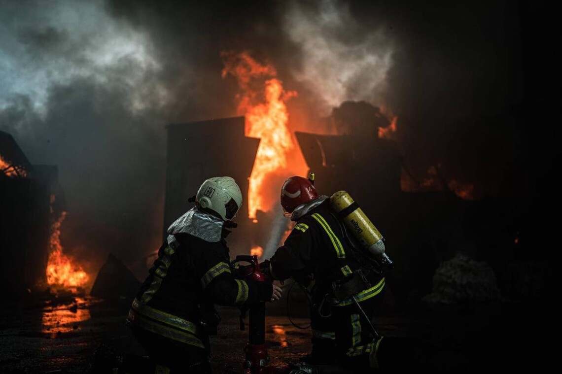 Во Львове в результате атаки шахедов есть три попадания в промышленные склады., пожар до сих пор тушат.
