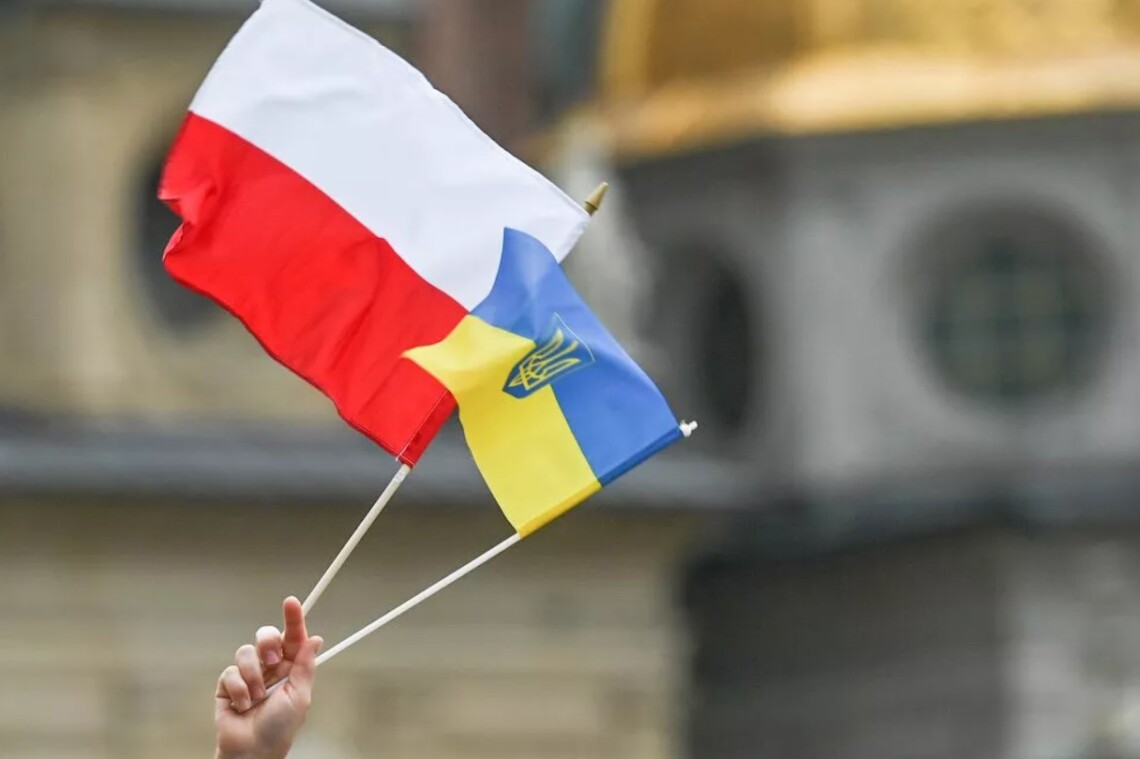 Польша не предоставляет Украине оружие, поскольку теперь сама планирует вооружаться. Об этом заявил премьер-министр Польши Матеуш Моравецкий.
