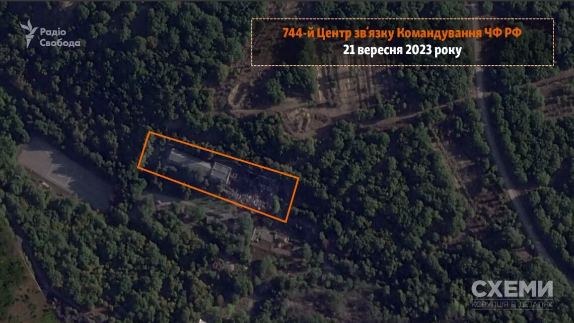 На спутниковых снимках видны разрушения после удара на территории командного пункта ЧФ россии у посёлка Верхнесадовое.