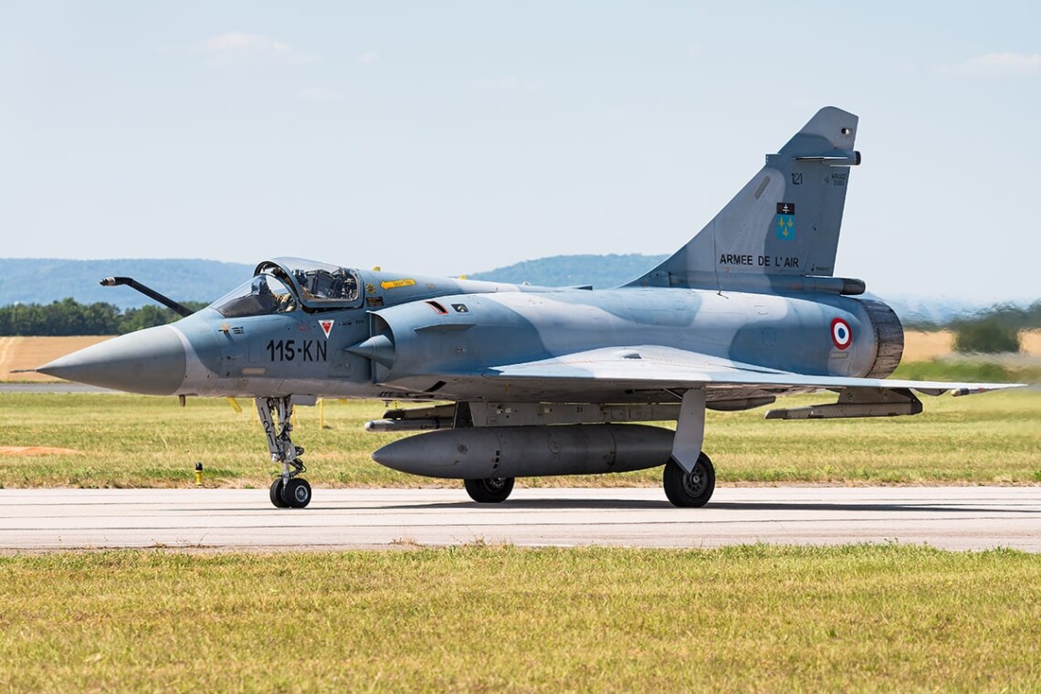 Французские штурмовики Mirage 2000 не смогут закрыть все потребности Украины в небе, поэтому их поставки нельзя будет считать рациональным решением. Об этом сообщил спикер Командования Воздушных сил ВСУ Юрий Игнат.
