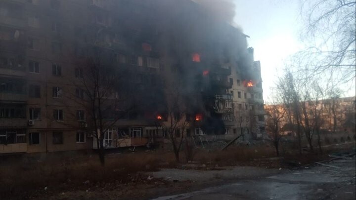 Россияне уничтожили ещё одно здание в Авдеевке. Сегодня вечером они нанесли по городу авиаракетный удар — попали в пятиэтажку.