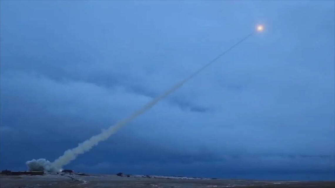 Россия может готовиться к испытаниям экспериментальной крылатой ракеты с ядерным двигателем. Об этом сообщает The New York Times.