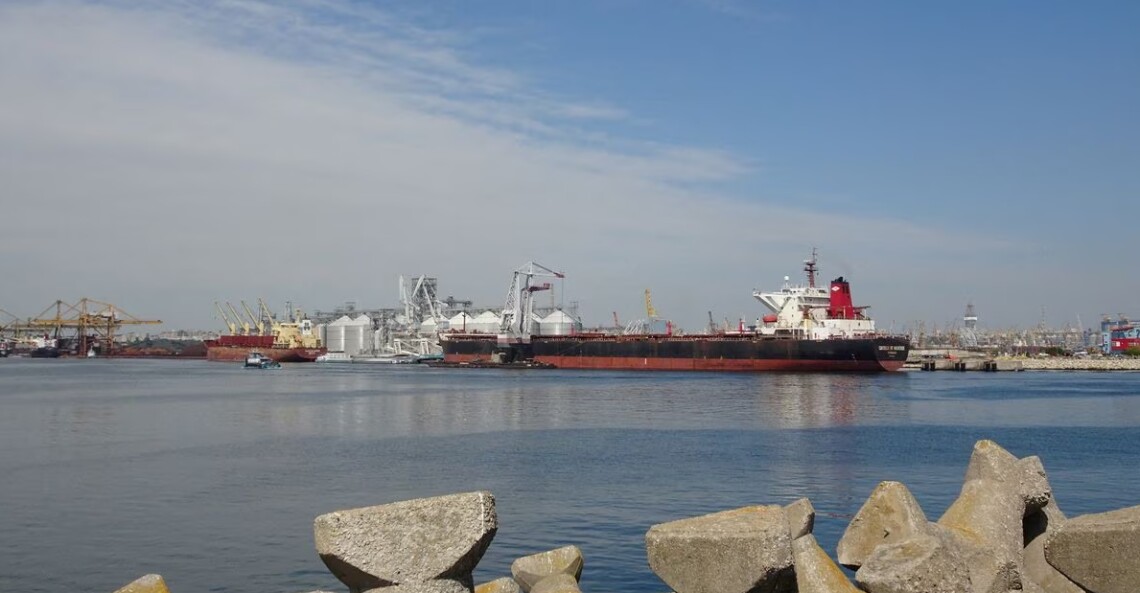 Все три черноморских порта Украины, несмотря на угрозы со стороны россии, возобновили приём грузовых судов. Об этом сообщает Bloomberg.