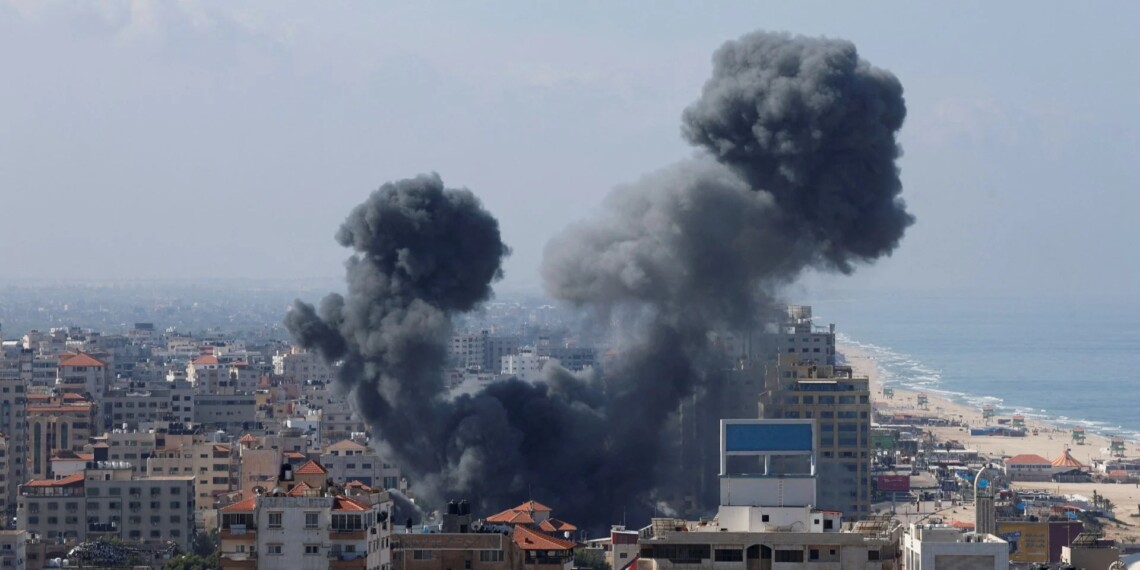 Также ЦАХАЛ сообщил, что авиация атаковала группы боевиков ХАМАС у забора на границе Израиля и Сектора Газа.