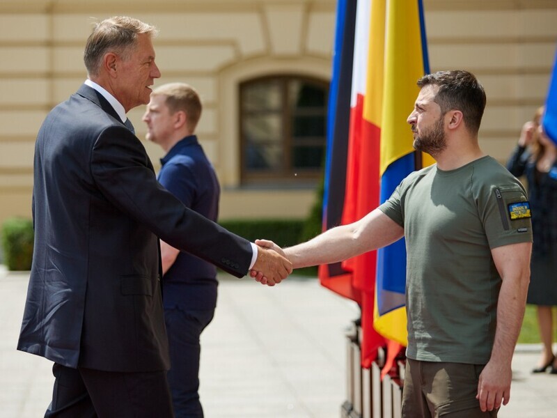 Зеленский приехал в Румынию с официальном визитом. С президентом Клаусом Йоханнисом будут обсуждать усиление ПВО, развитие авиационной коалиции и ситуацию в Черном море.