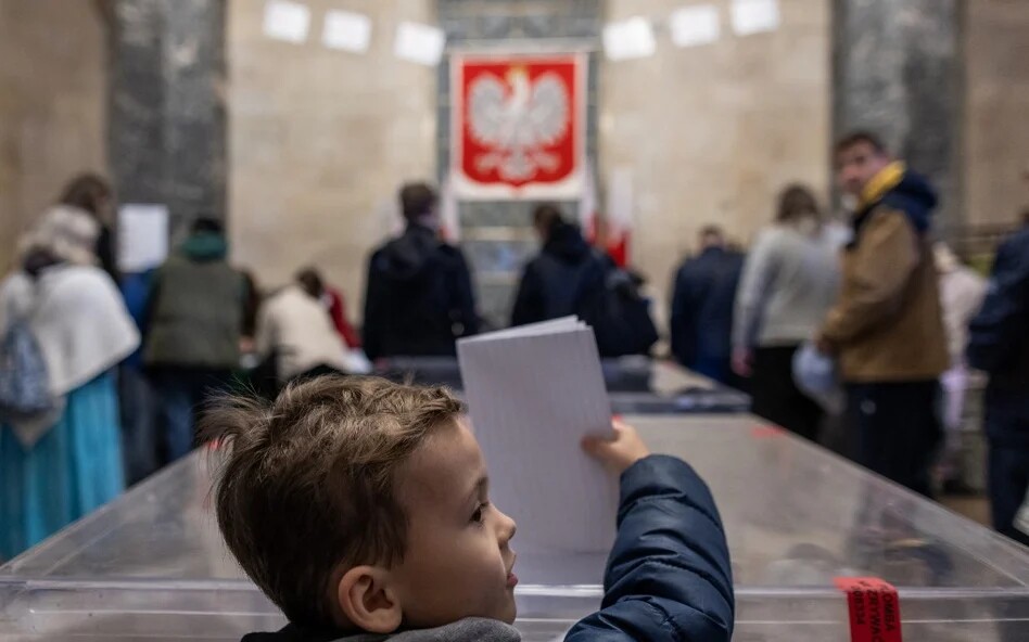 В Польше по итогам подсчета больше 34 процентов голосов на выборах по-прежнему лидирует партия Право и справедливость.