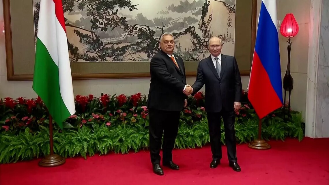 Европейские лидеры возмущены встречей в Китае премьера Венгрии Виктора Орбана с путиным. В частности, президент Чехии заявил, что российский диктатор пытается разрушить европейское единство.