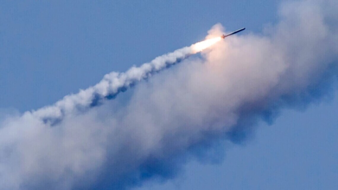 Российские военные сегодня днём обстреляли Запорожье ракетами. Есть попадание по территории предприятия.