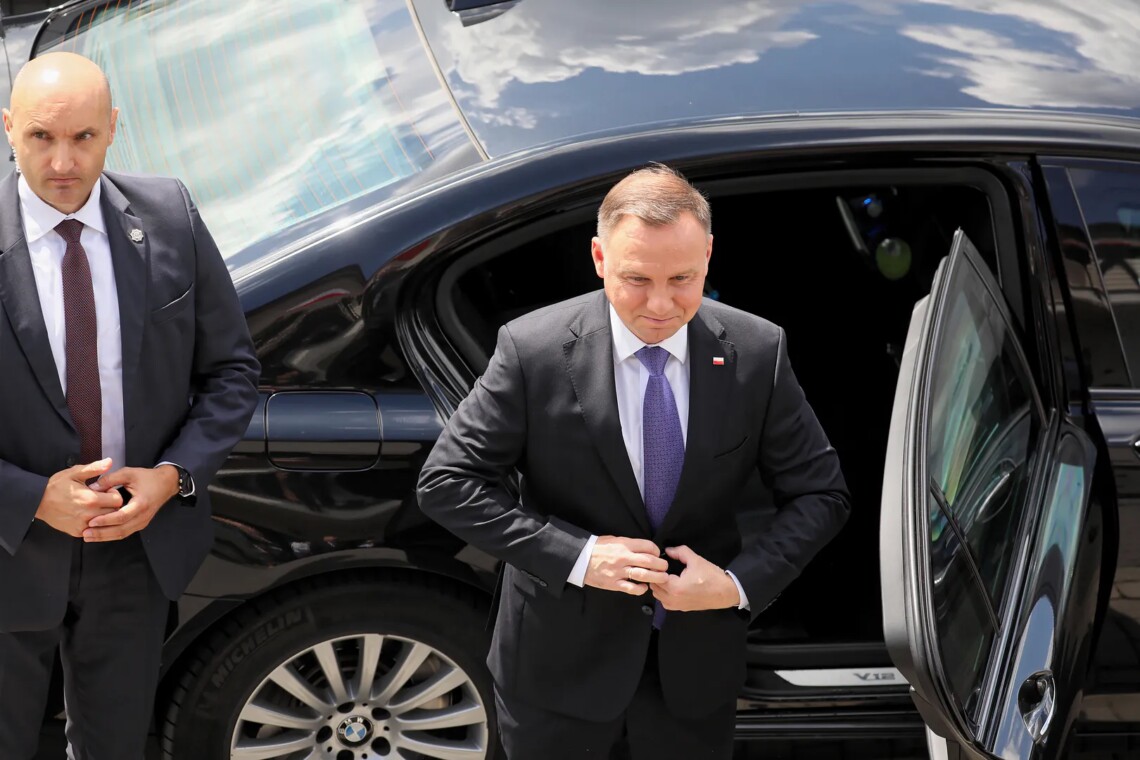 В одном из автомобилей, принадлежащих канцелярии президента Польши Анджея Дуды, был обнаружен датчик слежения. По данным СМИ, его нашли ещё летом во время плановой проверки авто на наличие взрывчатых веществ.