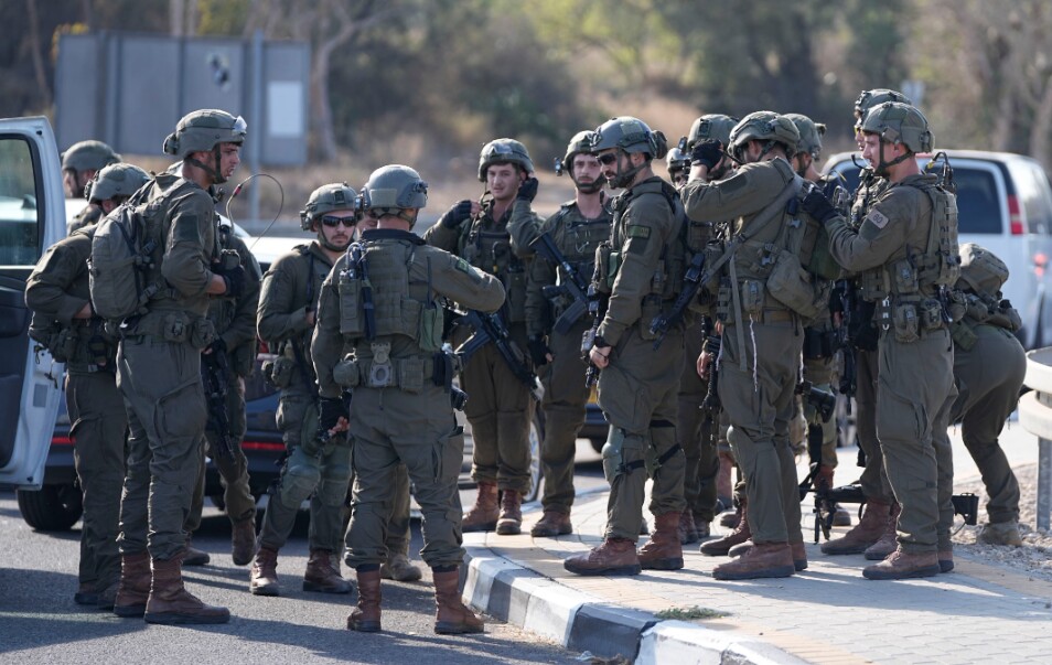 Власти Израиля согласились отложить вторжение в Сектор Газа, чтобы США успели перебросить в регион дополнительные системы ПВО для защиты своих войск. Об этом сообщает The Wall Street Journal.