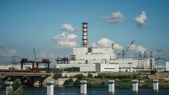 Как заявили россияне, ВСУ якобы направили на атомную электростанцию беспилотники. Курская АЭС работает в штатном режиме.