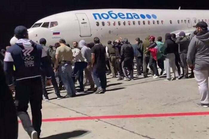 Разъяренная толпа дагестанцов ворвалась сегодня вечером в аэропорт Махачкалы. Митингующие ищут евреев, якобы прибывших рейсом из Израиля.