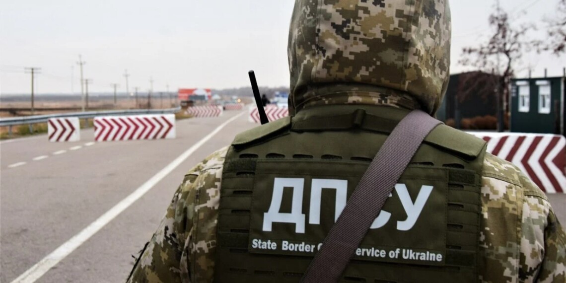 Спикер ГПСУ Андрей Демченко сообщил, что в выезде из Украины ежедневно отказывают около 100 гражданам. Кроме того, на границе каждый день выявляют от пяти до десяти человек, которые пытаются выехать по поддельным документам.