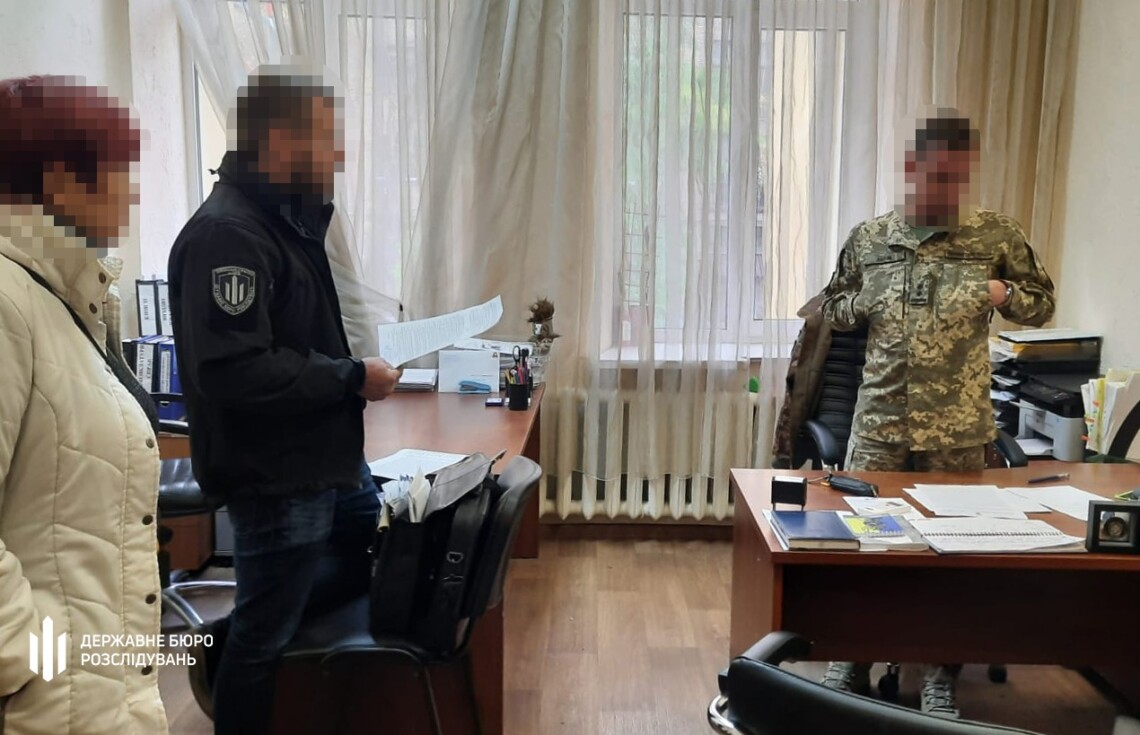 Правоохранители разоблачили и заблокировали ещё одну схему уклонения от призыва по мобилизации, к которой были привлечены чиновники 9 военкоматов из трёх регионов Украины.