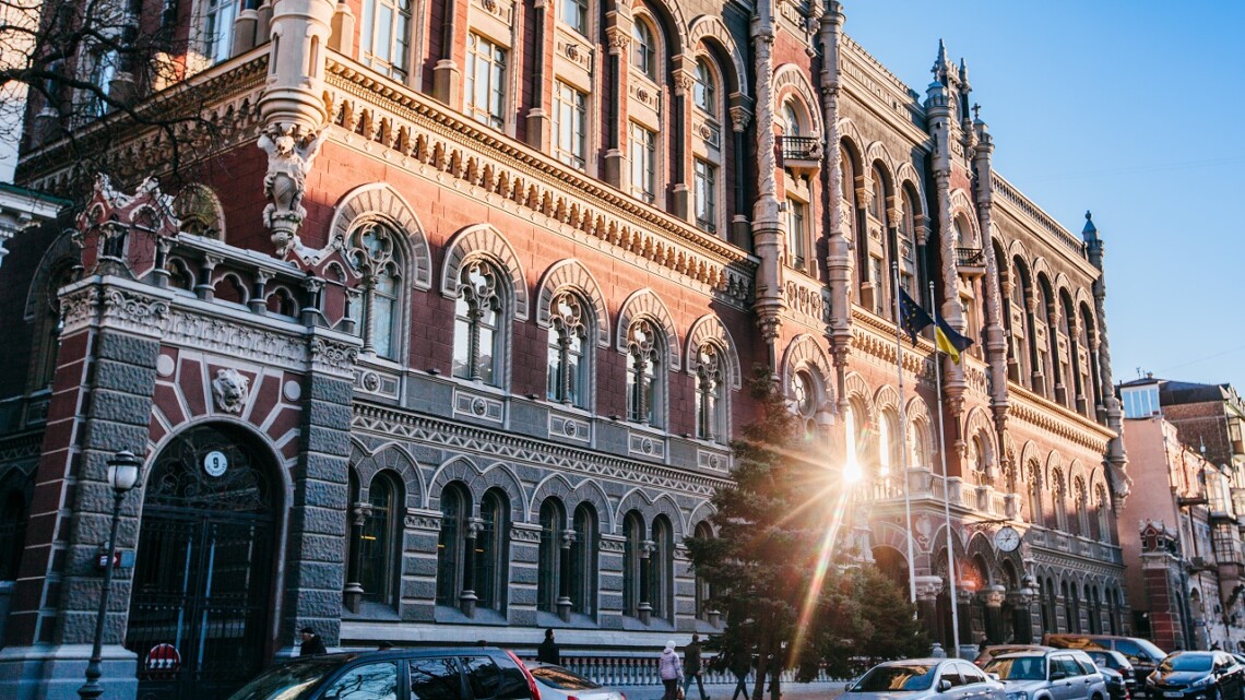 Национальный банк Украины в октябре продал на межбанковском рынке рекордный за последние полтора года объём валюты. Об этом свидетельствуют данные, опубликованные на официальном сайте регулятора.