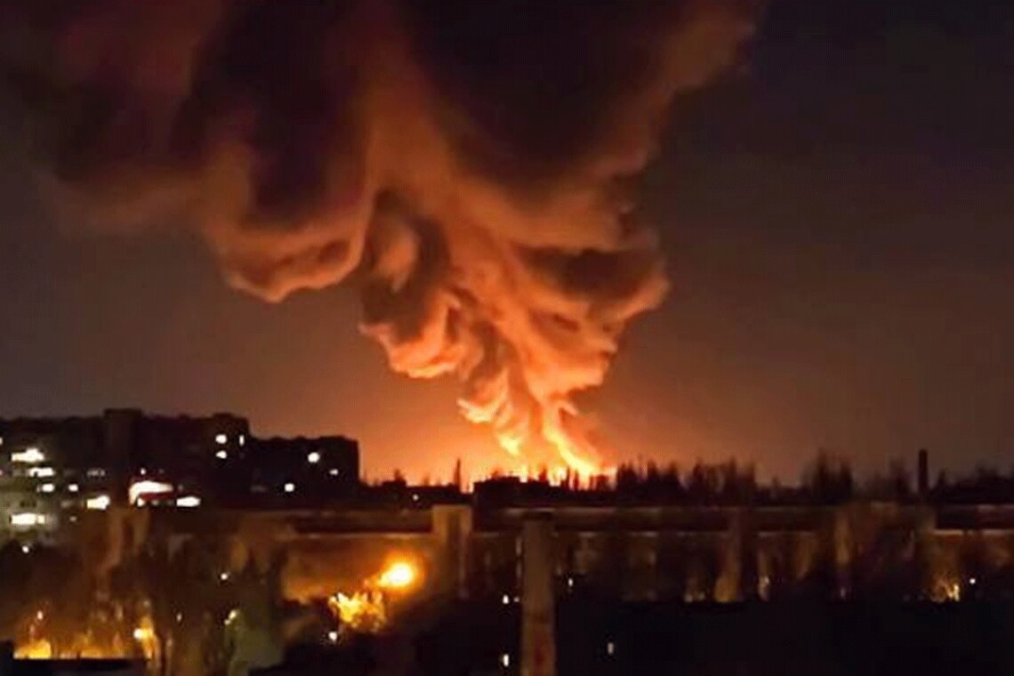 На фото можно увидеть последствия пожара на железной дороге в Донецке, где стояли цистерны с топливом.