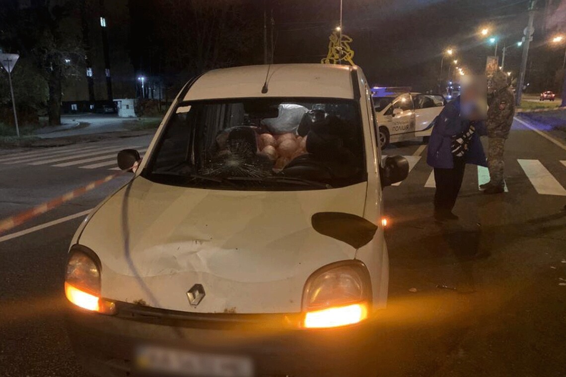 ДТП произошло в Деснянском районе Киева. Водитель Рено сбил сотрудницу пограничной службы, когда она переходила дорогу возле блокпоста.
