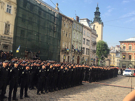 Жители Львова встретили новоиспеченных правоохранителей, 407 из которых уже присягнули на верность украинскому народу, еще 200 проходят обучение.