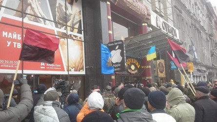 Активісти ОУН, які приймали участь у віче на Майдані, закидали камінням вітрини російських банків – Сбербанку Росії і Альфа-банку