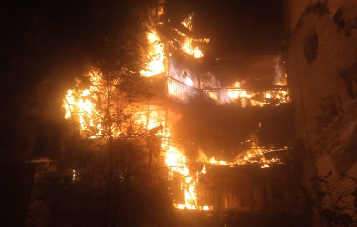 Российская оккупационная армия вечером в четверг накрыла огнем центр Херсона. В результате атаки есть пострадавшие, часть города обесточена.