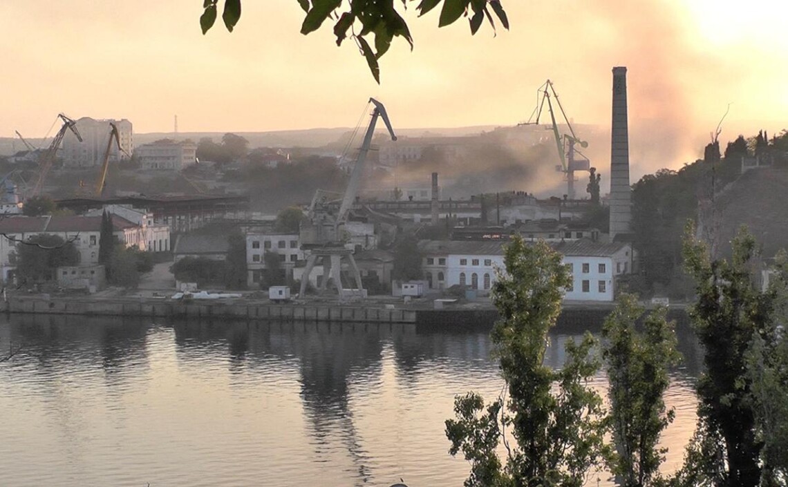В Севастополе утром 17 ноября взрывы и воздушная тревога. В центре города поднимается дым.