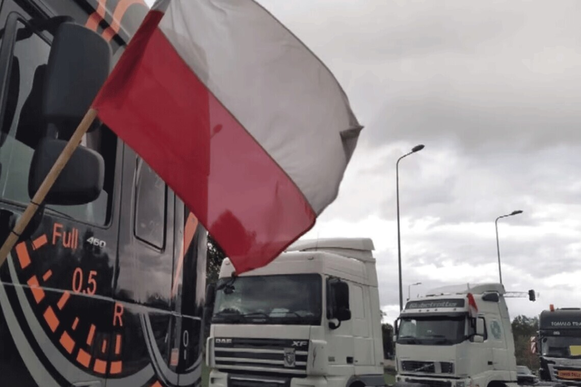 На утро 17 ноября на выезд из Польши собралась очередь из около 2,4 тыс. грузовиков. Движению мешает забастовка перевозчиков.
