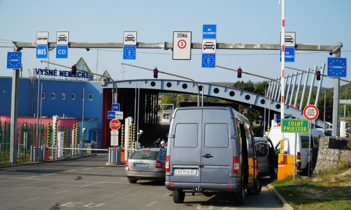 Пункт пропуска Вишнее-Немецкое на словацко-украинской границе временно разблокирован. В очереди 350 грузовиков.