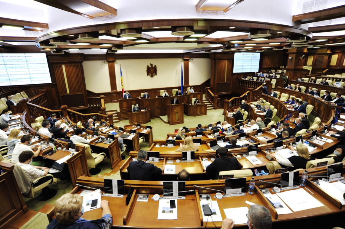 Парламент Молдовы продлил действие режима чрезвычайного положения, который был введен из-за полномасштабного вторжения рф в Украину.