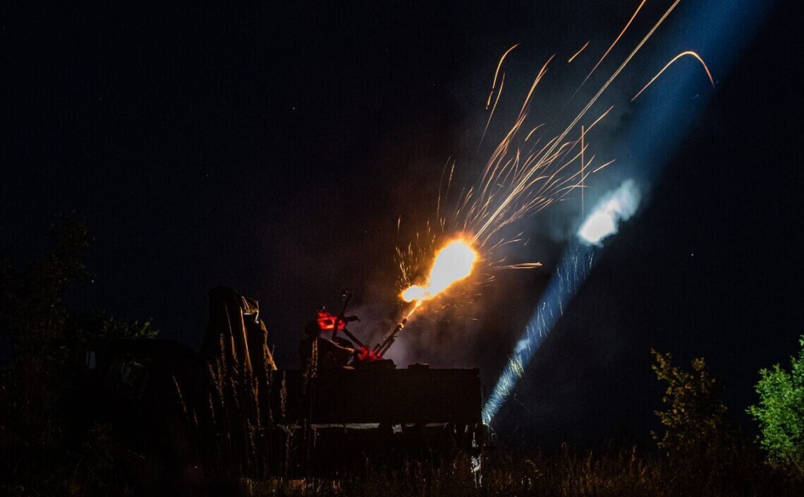 Россияне в ночь на 25 ноября атаковали Украину рекордным количеством шахедов. Было запущено 75 дронов, больше всего по Киеву.