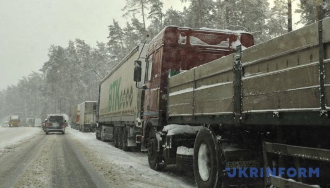 Погода в Одессе и области 26 ноября ухудшилась. Регион засыпает снегом, движение грузовиков на двух трассах ограничили.