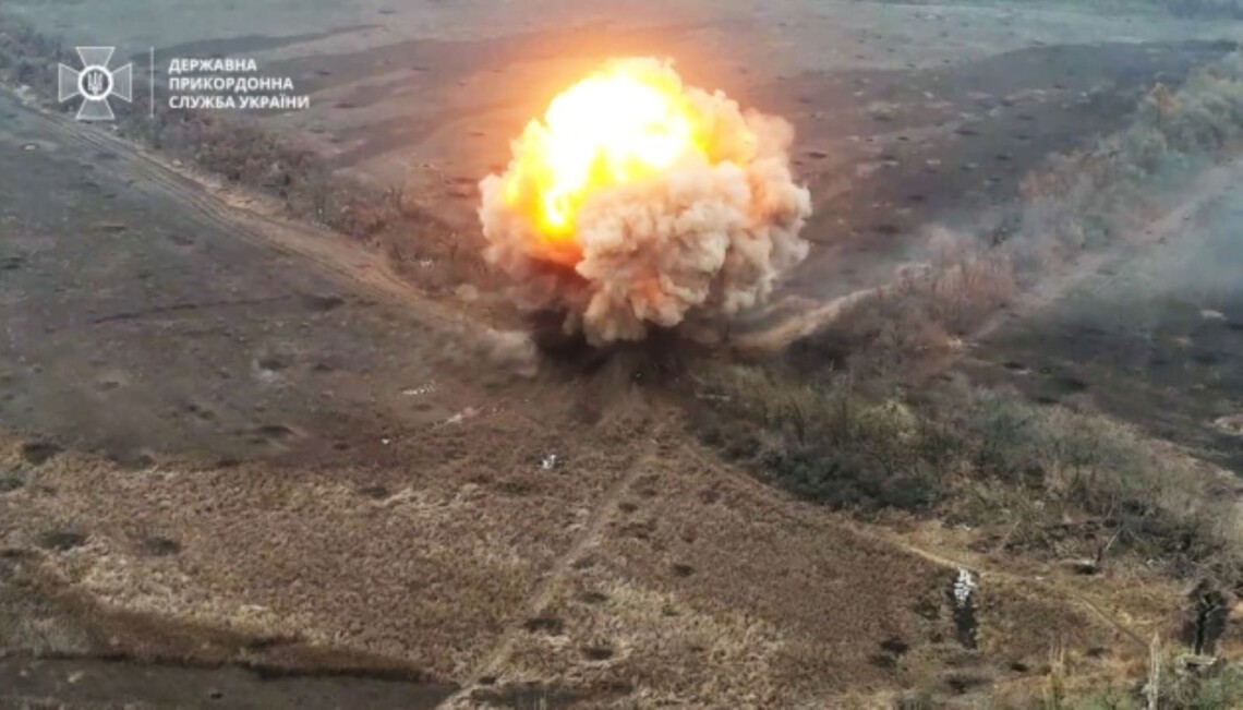 Пограничники-аэроразведчики обнаружили и уничтожили замаскированный полевой склад  противотанковых мин на юге Украины.