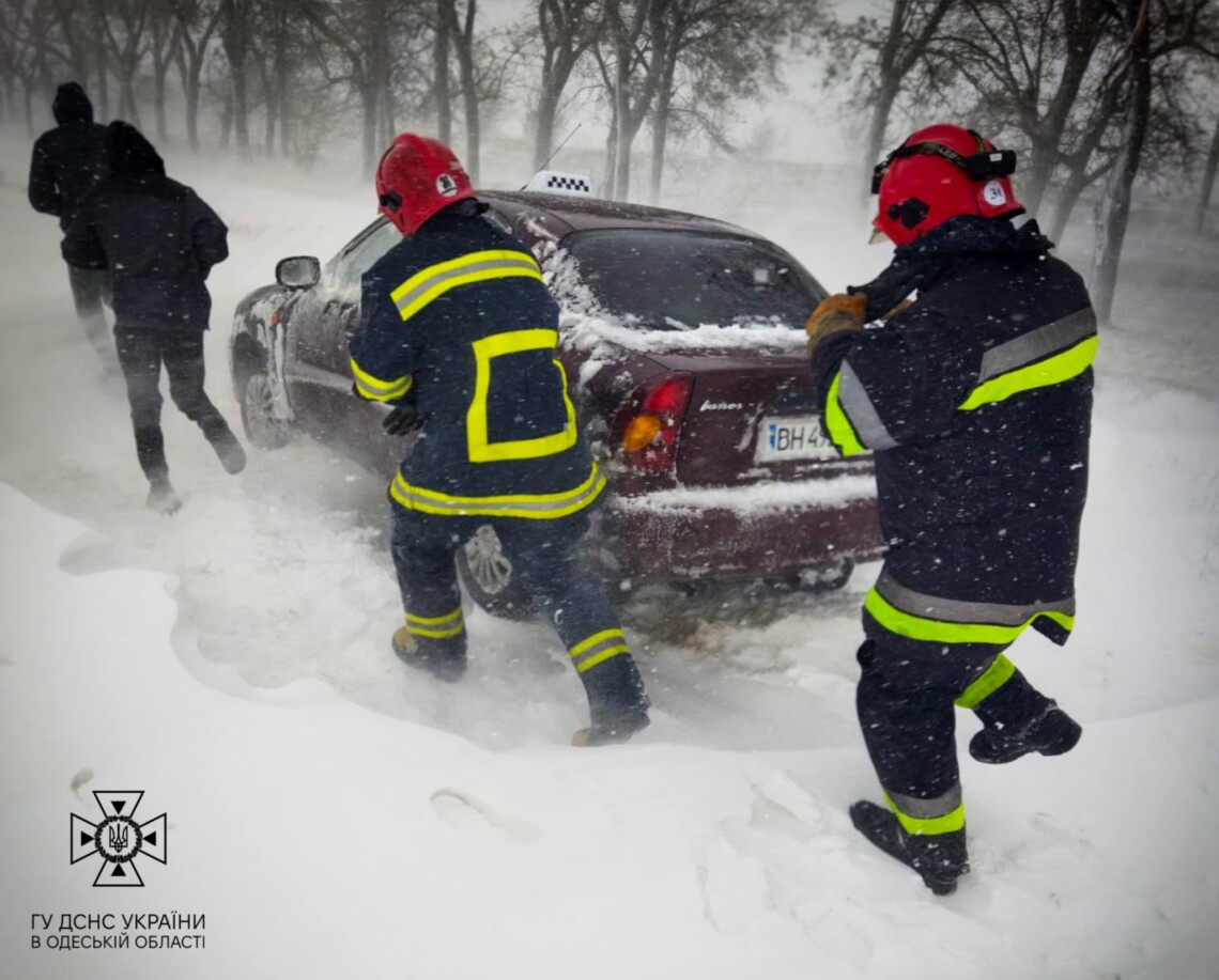 Худшая ситуация сейчас наблюдается в Одесской области. Регион засыпало снегом, на дорогах образовался гололед. Из-за ухудшения погоды на трассах перекрыли движение транспорта, на дорогах произошли многочисленные ДТП.