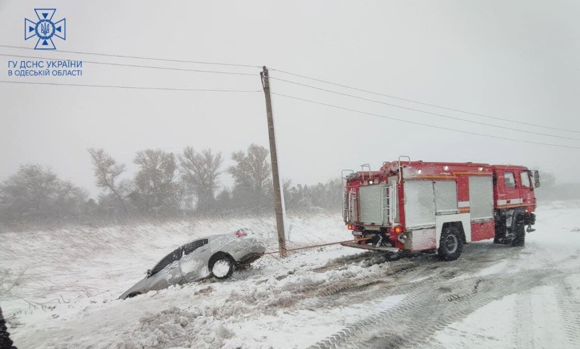 На некоторых украинских автодорогах перекрыто движение транспорта из-за снегопада. Больше всего снега на дорогах Одесской и Николаевской областей.